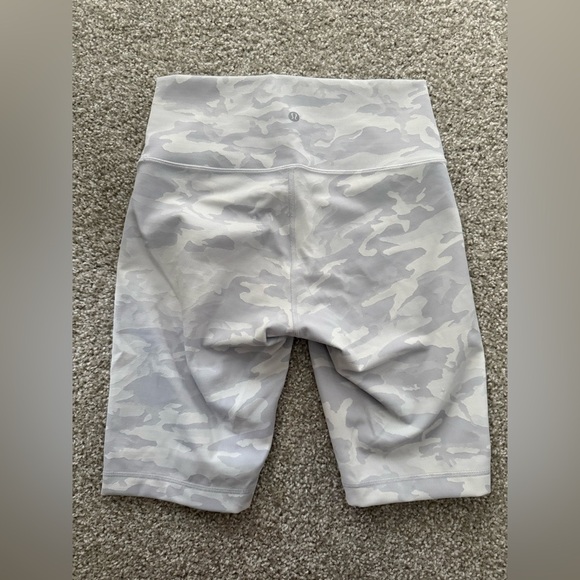 Lululemon Wunder Under Short 10"*RibbedIncognitoCamoJacquardAlpineWhiteStarlight - Picture 3 of 3